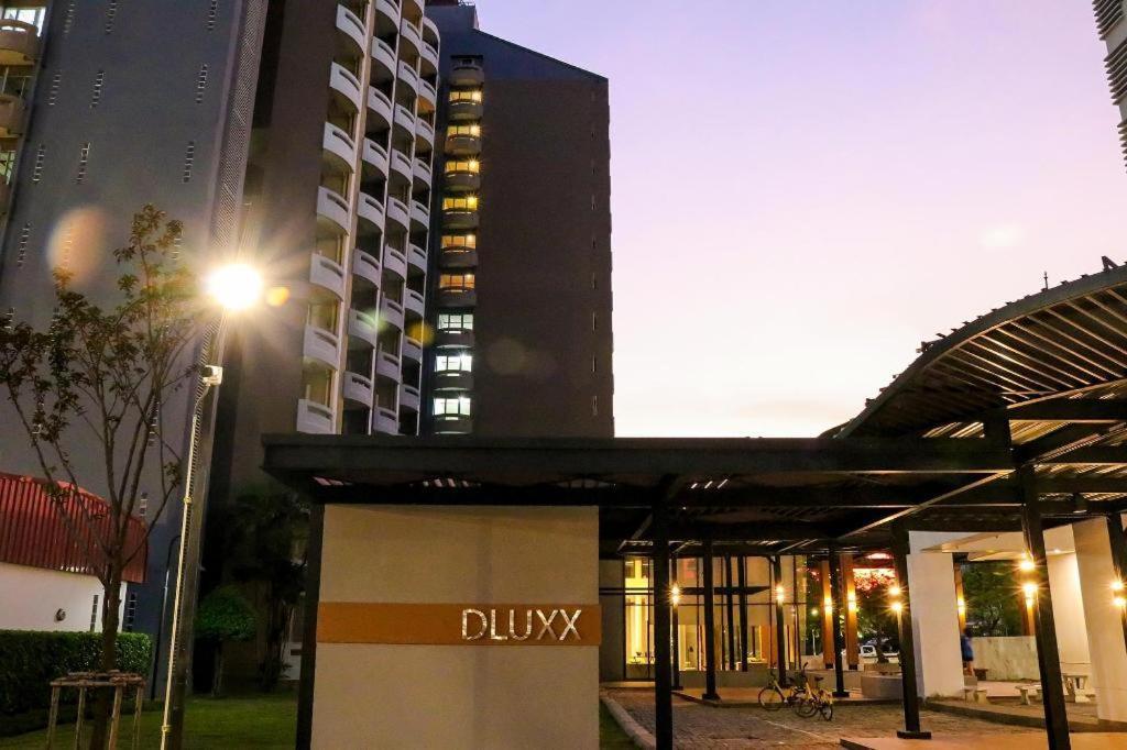 Hotel Dluxx Thammasat Pathum Thani Exterior foto